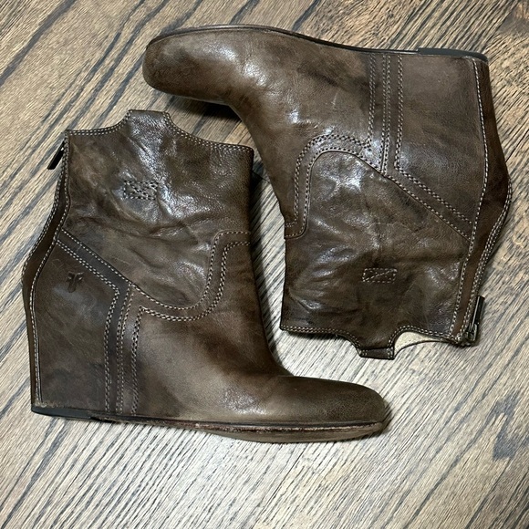 Frye Carson Wedge Ankle Boot Size 8 Brown Back Zipper Leather 3” Heel - Picture 1 of 11